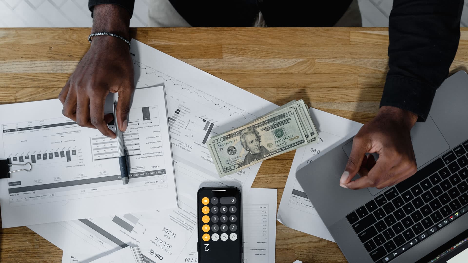 A financial coach helping a participant make a plan